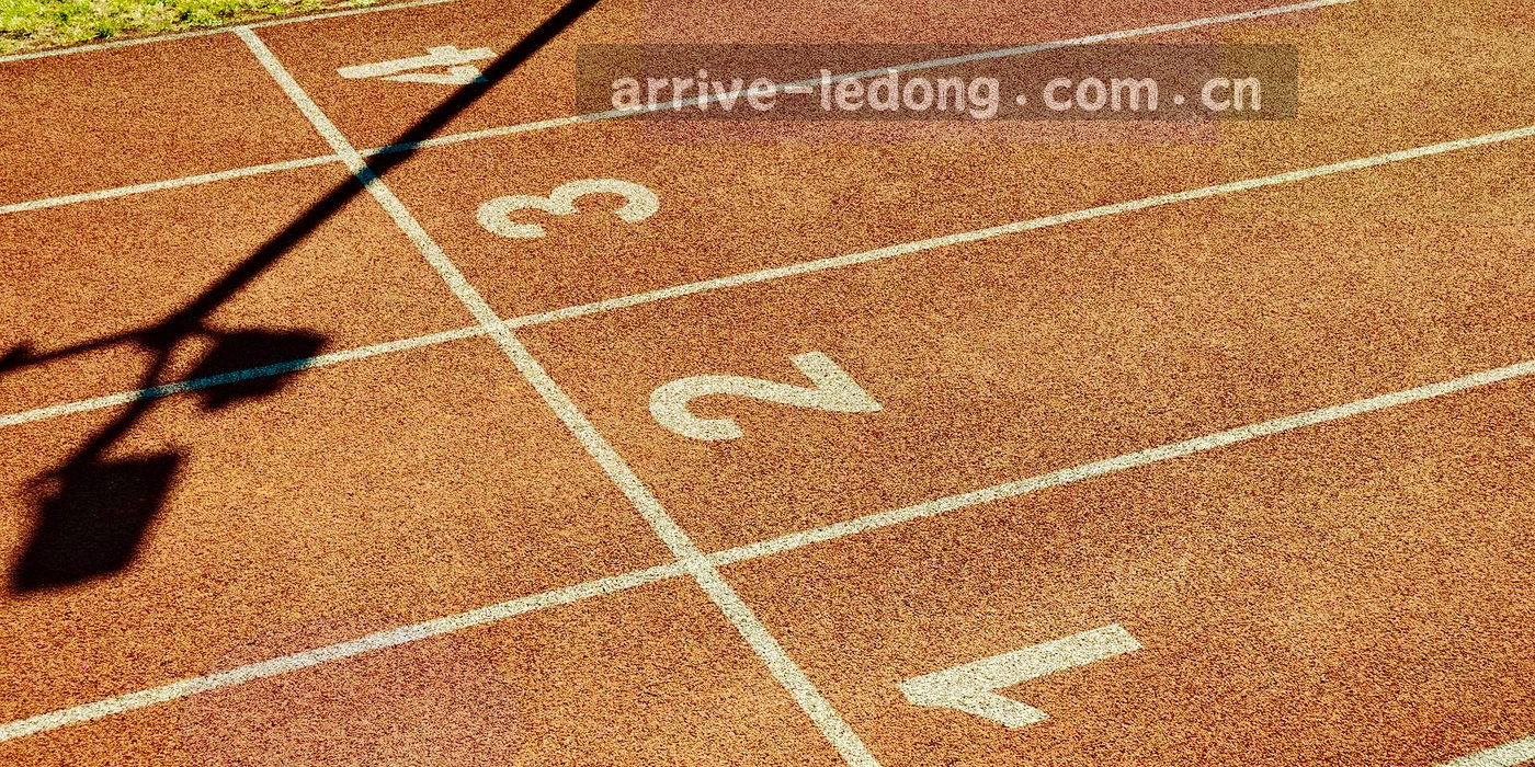 三个等距脉冲点与横向轴线构成的更新节拍示意，青色高亮，背景为深墨蓝
